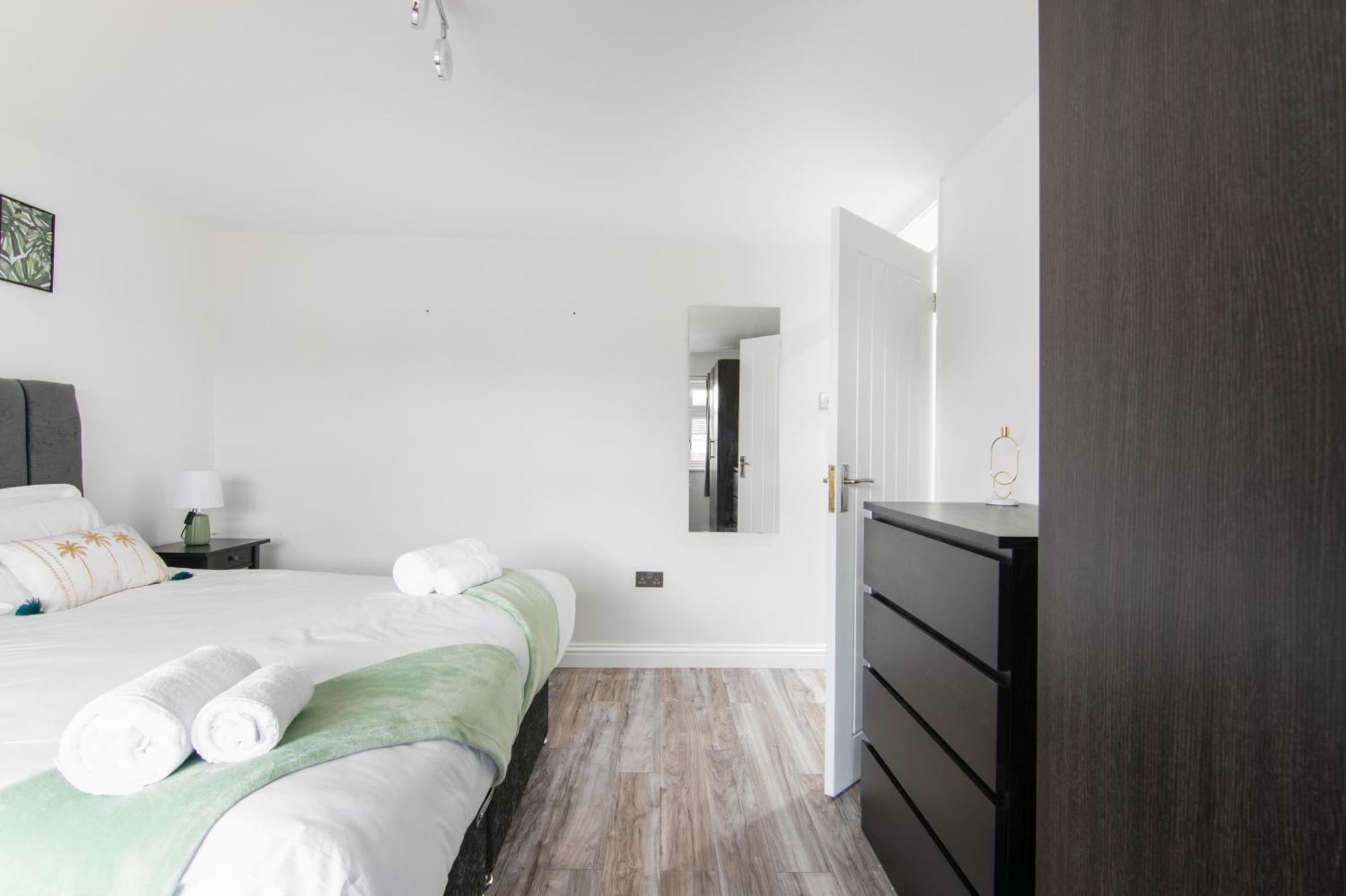 Onsitestays - Spacious 3 Bed House With Garden, Wifi & 4 Plus Parking Gravesend Zewnętrze zdjęcie